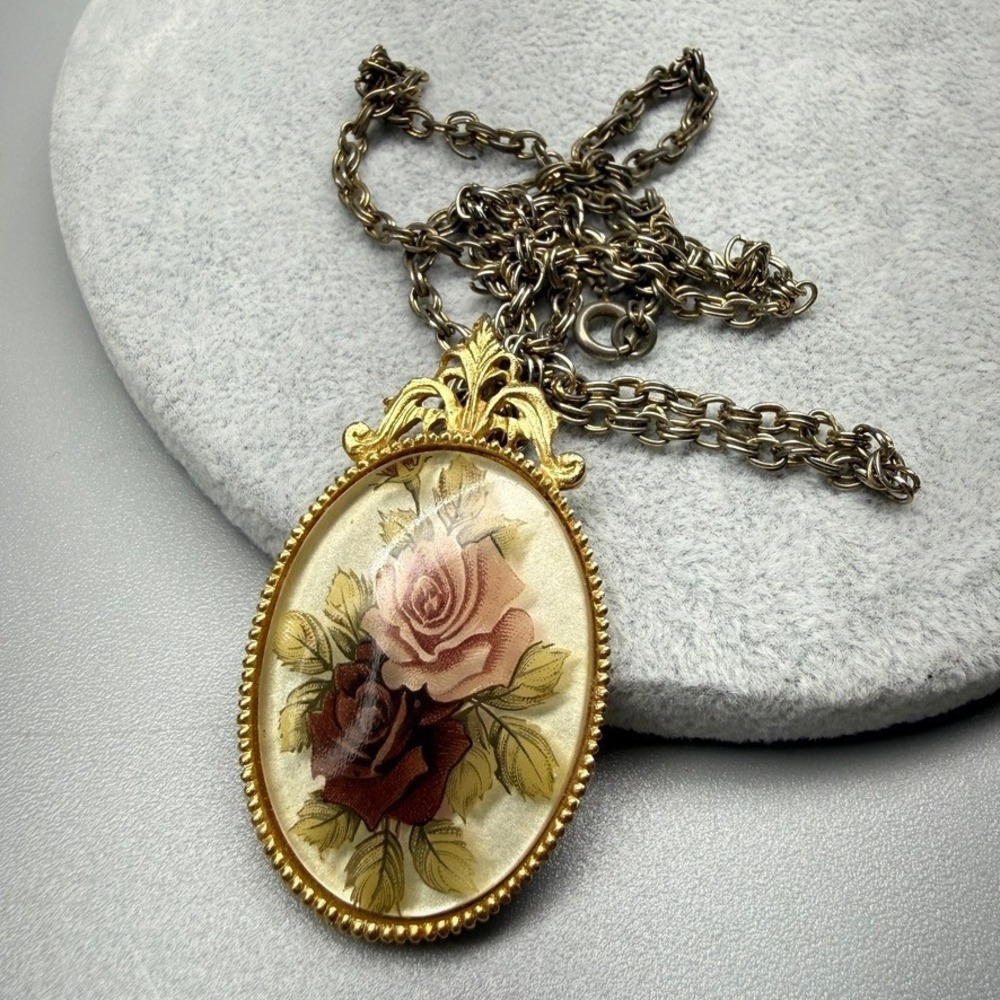 VTG Gold Tone Oval Floral Rose Lucite Pendant Necklace 24" Victorian Inspired